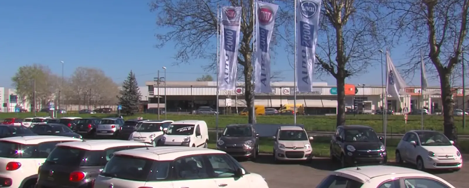 Il piazzale con le auto usate dell'Autofficina 2000 a Lemignano di Collecchio